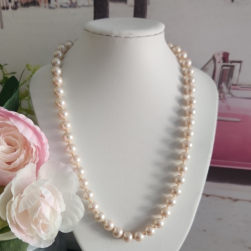 Elegant Pearl Look Necklace